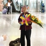 Xuất khẩu lao động: Người mẹ nghèo ôm bó hoa 500k chờ tặng con gái sau 3 năm
